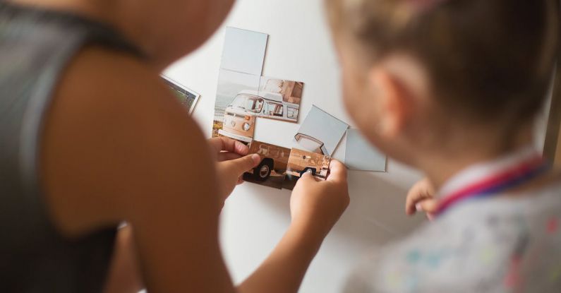 Seo Puzzle - kids playing with photo magnets